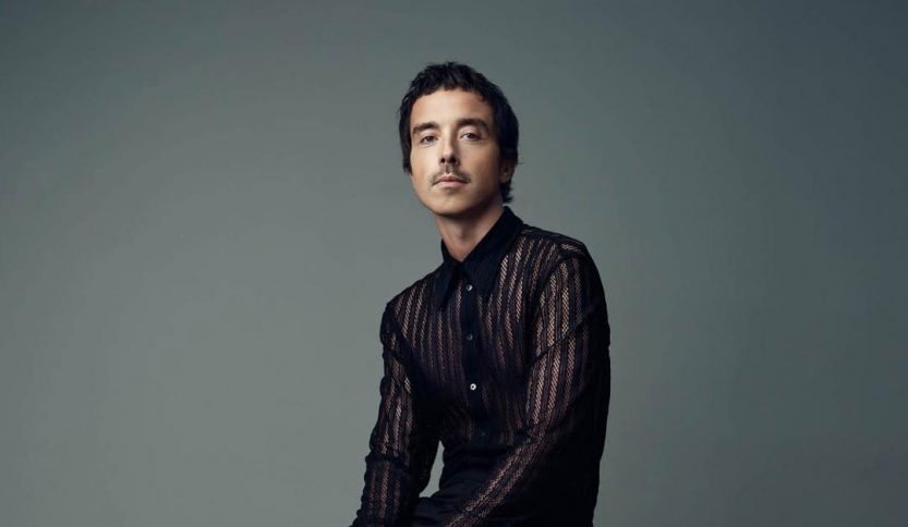 Diodato con una parete grigia