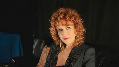 Fiorella Mannoia su una sedia