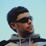 Gazzelle con chitarra e cielo