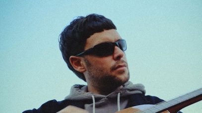 Gazzelle con chitarra e cielo