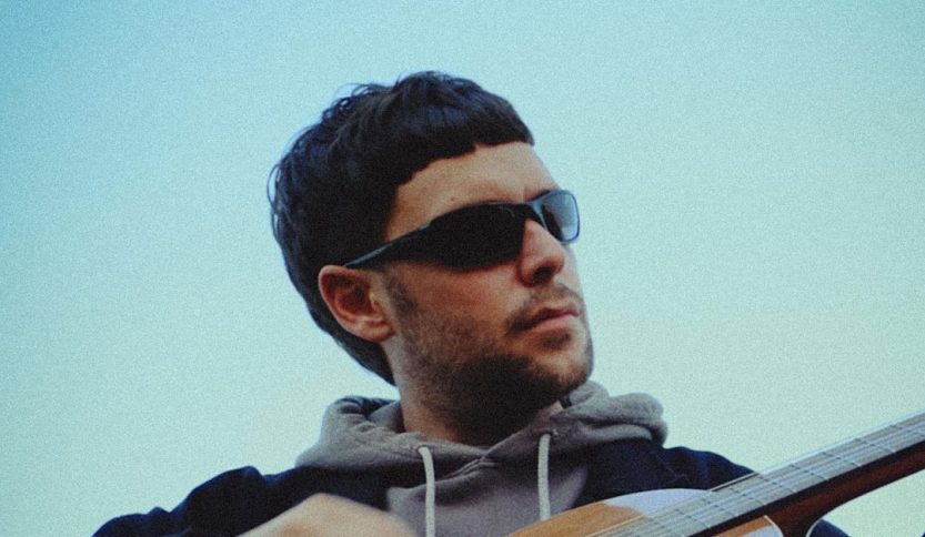 Gazzelle con chitarra e cielo