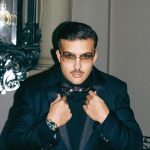 Geolier con dietro un lampadario