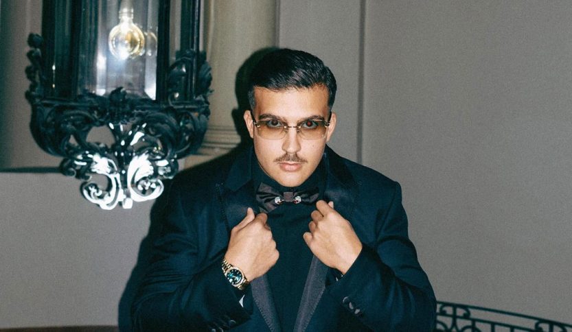 Geolier con dietro un lampadario