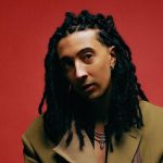 Ghali con sfondo rosso