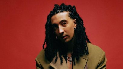 Ghali con sfondo rosso