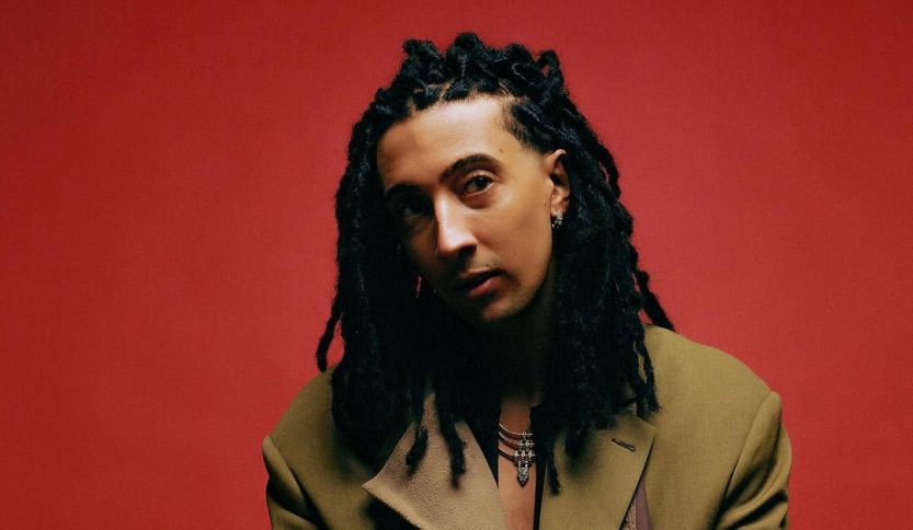 Ghali con sfondo rosso