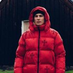 Il Tre davanti a una chiesa in Islanda