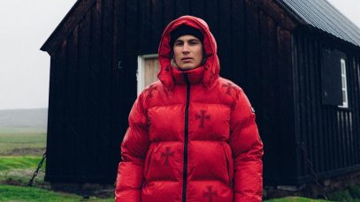 Il Tre davanti a una chiesa in Islanda