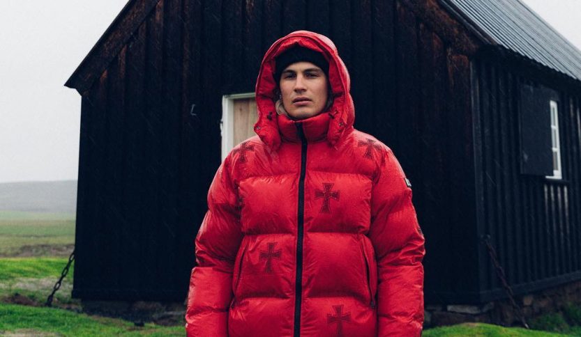 Il Tre davanti a una chiesa in Islanda