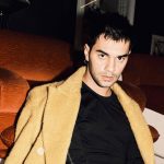 Maninni accanto a un divano