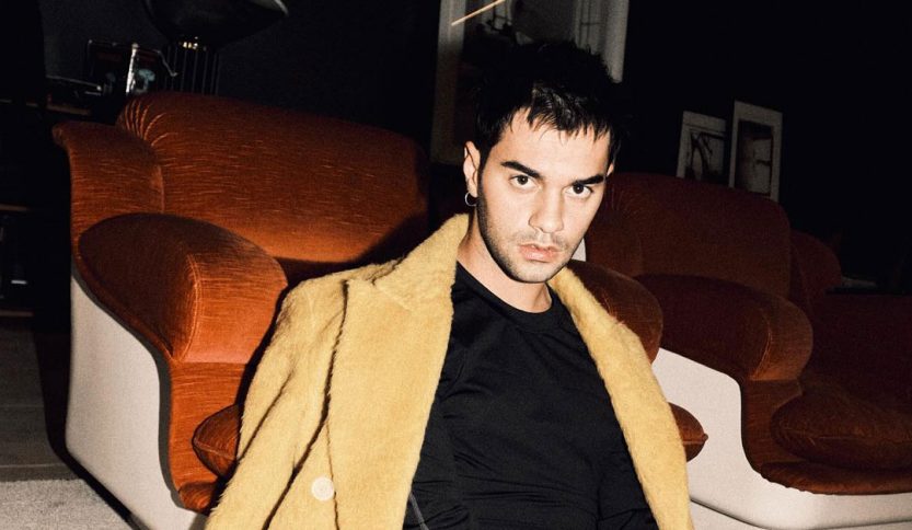 Maninni accanto a un divano