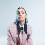 Rose Villain con sfondo azzurro