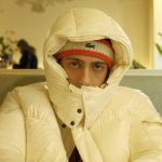 Sangiovanni con un giubbino bianco