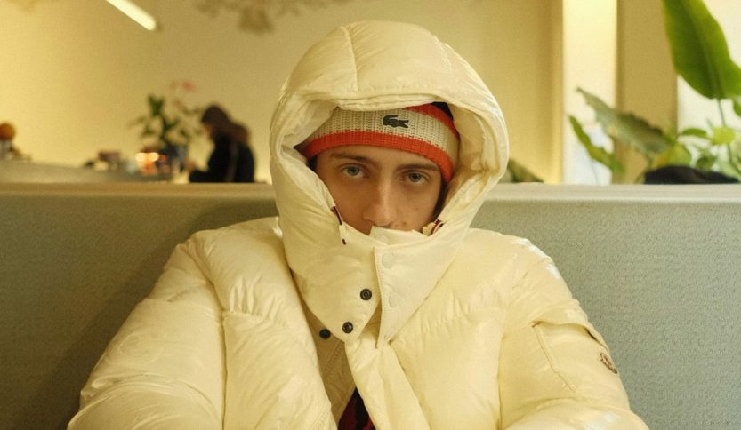 Sangiovanni con un giubbino bianco