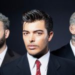 The Kolors con sfondo blu scuro