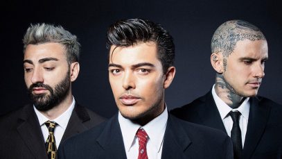 The Kolors con sfondo blu scuro