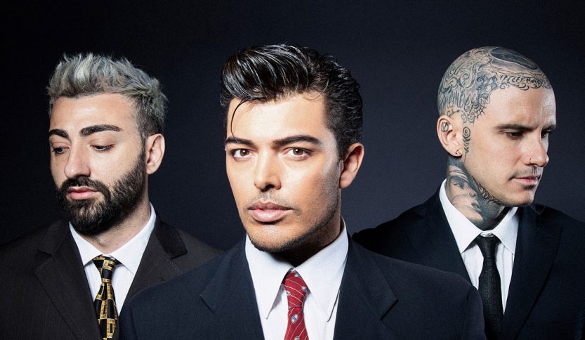 The Kolors con sfondo blu scuro