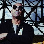 Alex Britti in posa con una chitarra