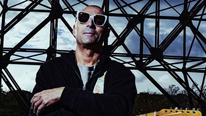 Alex Britti in posa con una chitarra