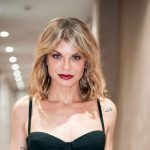 Alessandra Amoroso in un corridoio