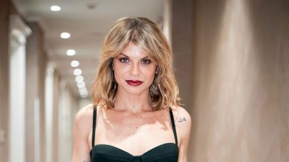 Alessandra Amoroso in un corridoio