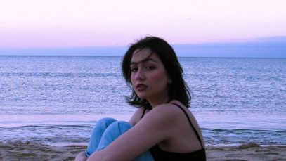 Angie in riva al mare