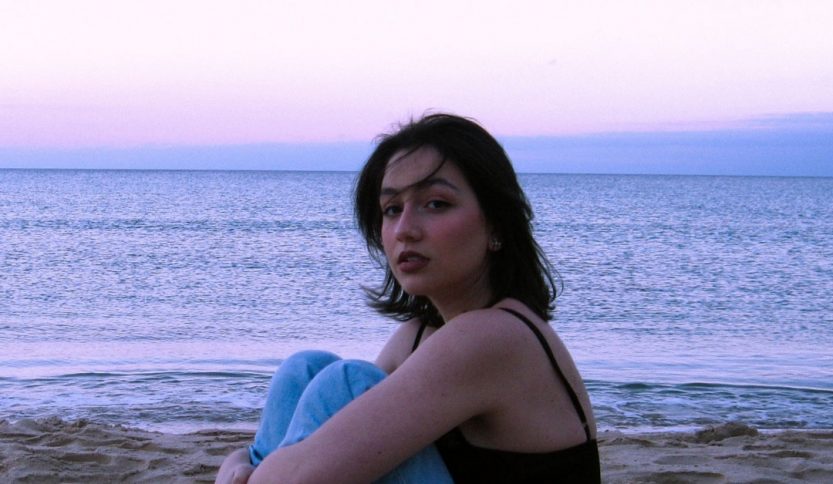 Angie in riva al mare