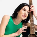 Annalu con una chitarra