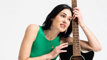 Annalu con una chitarra