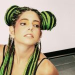 Camilla Pandozzi seduta sul pavimento