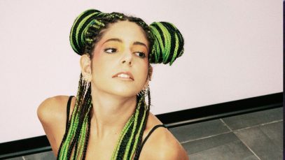 Camilla Pandozzi seduta sul pavimento