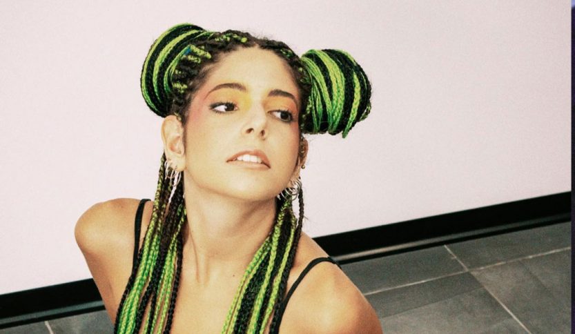 Camilla Pandozzi seduta sul pavimento