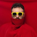 Dargen D'Amico con un abito rosso