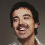 Diodato con sfondo marrone