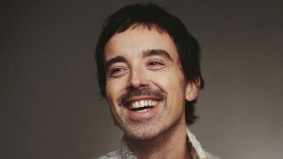 Diodato con sfondo marrone