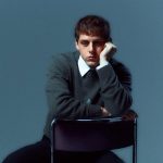 Edonico seduto su una sedia