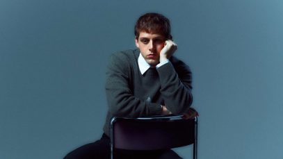 Edonico seduto su una sedia