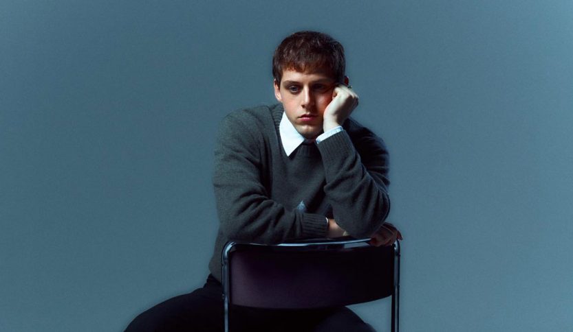 Edonico seduto su una sedia