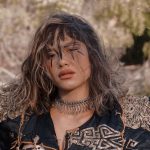 Enula davanti a uno specchio d'acqua