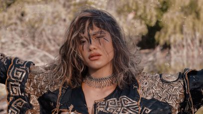 Enula davanti a uno specchio d'acqua