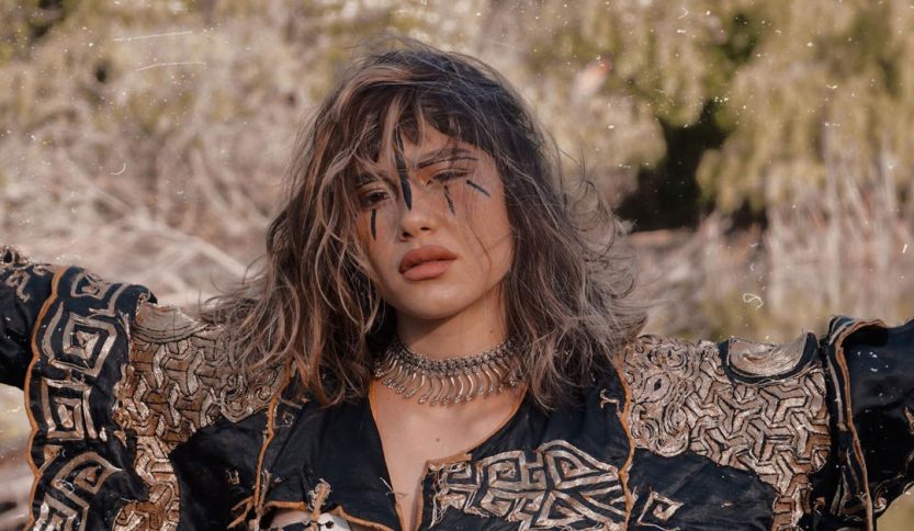 Enula davanti a uno specchio d'acqua