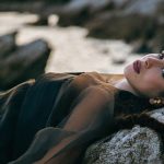 Flora su uno scoglio in riva al mare