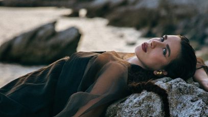 Flora su uno scoglio in riva al mare