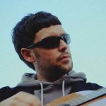 Gazzelle con una chitarra