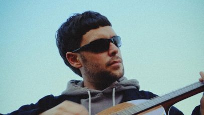 Gazzelle con una chitarra