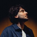 Grapsia di profilo con sfondo scuro