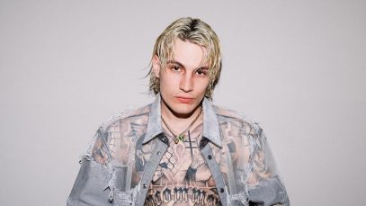 Il Tre con sfondo grigio