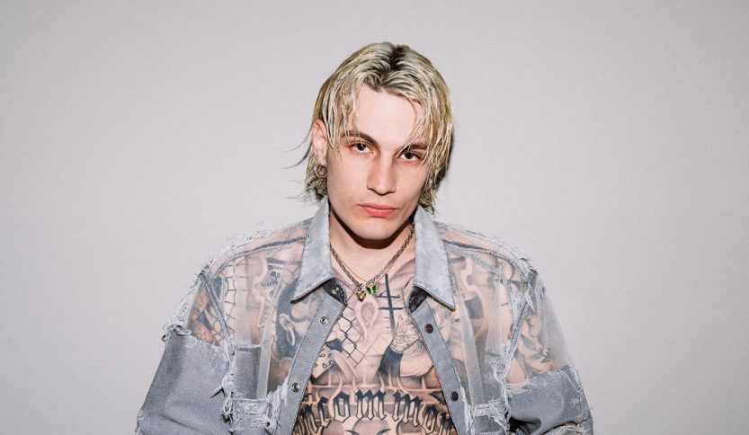 Il Tre con sfondo grigio