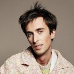 Mattia Stanga con sfondo beige