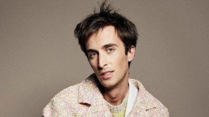 Mattia Stanga con sfondo beige